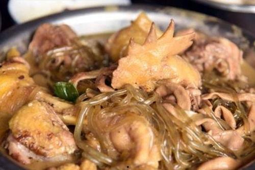 带你吃瓜小鸡炖蘑菇,带你品尝经典家常菜——小鸡炖蘑菇的诱人魅力