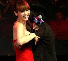 女明星被袭胸图,被袭胸瞬间引发公众关注