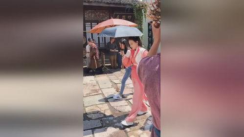 哪些明星自己打伞拍戏,亲自撑伞演绎浪漫戏码